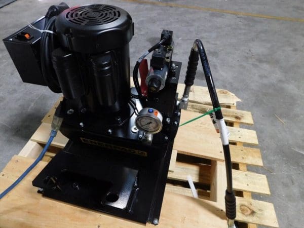 PARKER Crimping Machine with Hydraulic Pump: 30T 120v DAMAGED 82C-KKB
