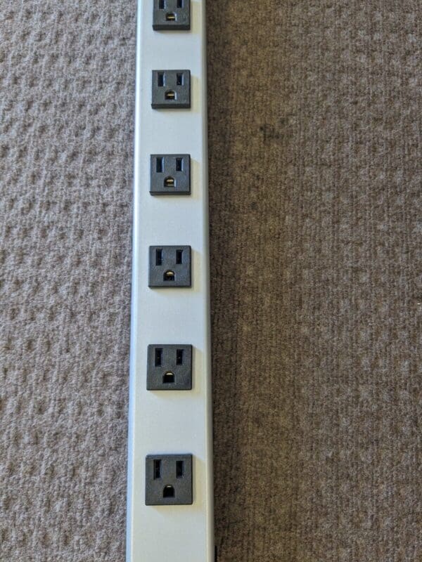 WIREMOLD 16 Outlets, 120 Volts, 15 Amps 15' Cord, Power Outlet Strip UL402BD