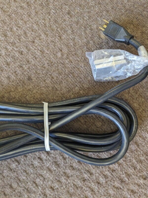 WIREMOLD 16 Outlets, 120 Volts, 15 Amps 15' Cord, Power Outlet Strip UL402BD