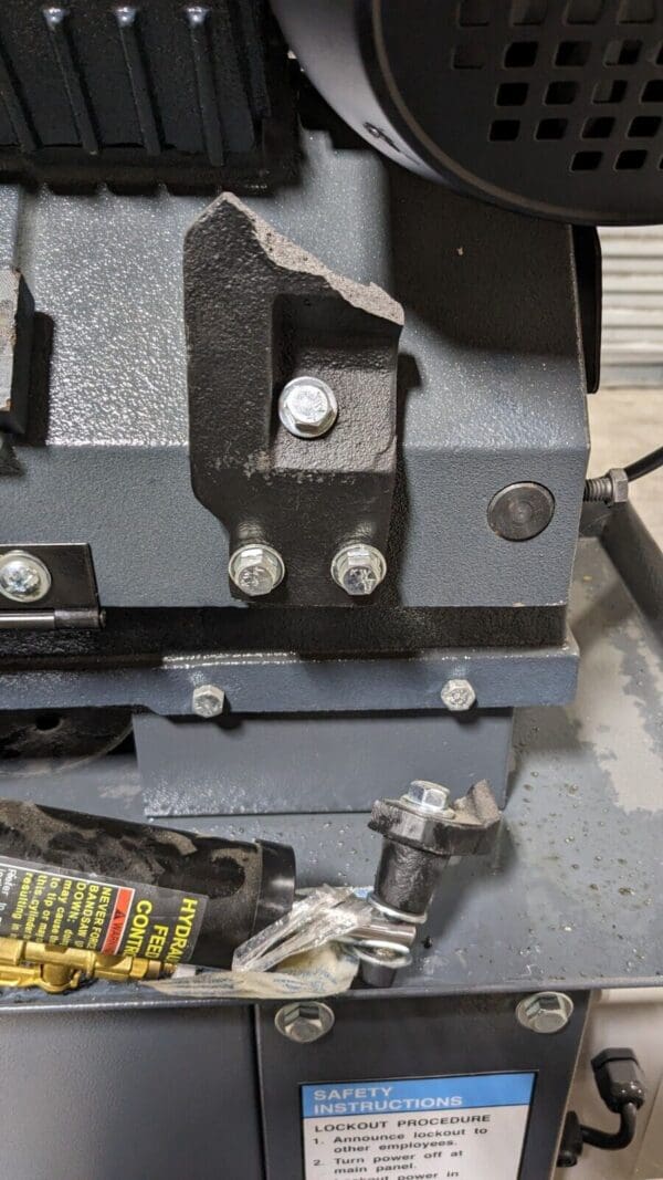 DAKE 7 x 12″ Manual Horizontal Bandsaw Step Pulley Drive 110 V 4 Speeds Damaged