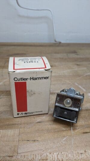 Cutler-Hammer Compact Pushbutton Operator E30DX3 18/24V w/ Indicator Light